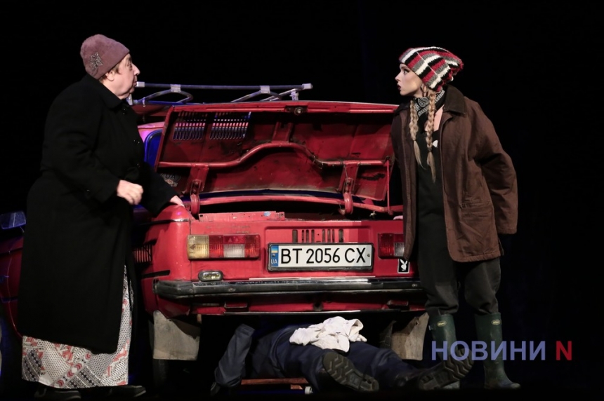 «Перевозчик»: в Николаеве показали спектакль о судьбах людей на оккупированных территориях (фото)