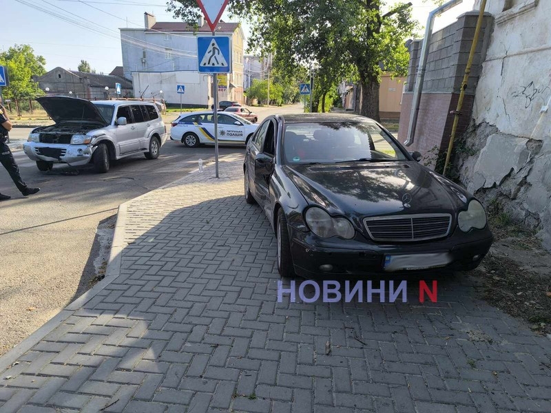 В центре Николаева столкнулись «Мерседес» и «Мицубиси»: есть пострадавший