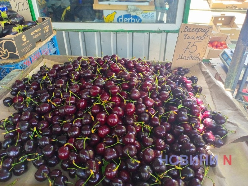 Прилавки рынков в Николаеве заполонили фрукты и ягоды: какие цены