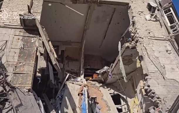 Удар по Харькову: спасателям пришлось демонтировать верхние этажи дома (видео)