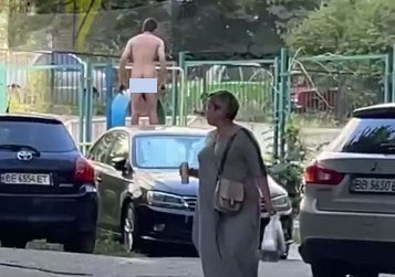 В Николаеве голый мужчина устроил прыжки по машинам (видео)