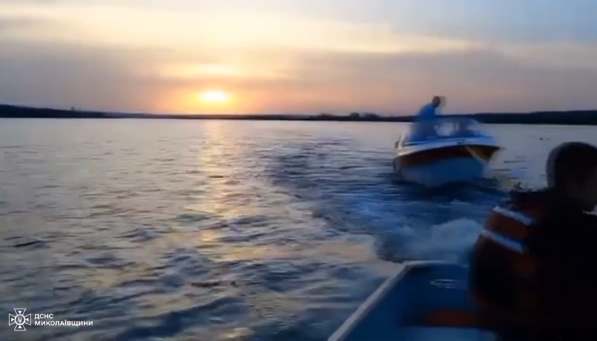 У Миколаївській області зламаний човен із 6 людьми віднесло течією: допомогли рятувальники (відео)