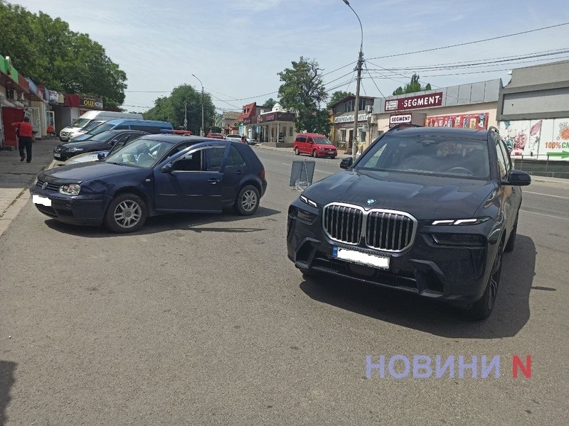 В Николаеве столкнулись BMW X7 и Volkswagen