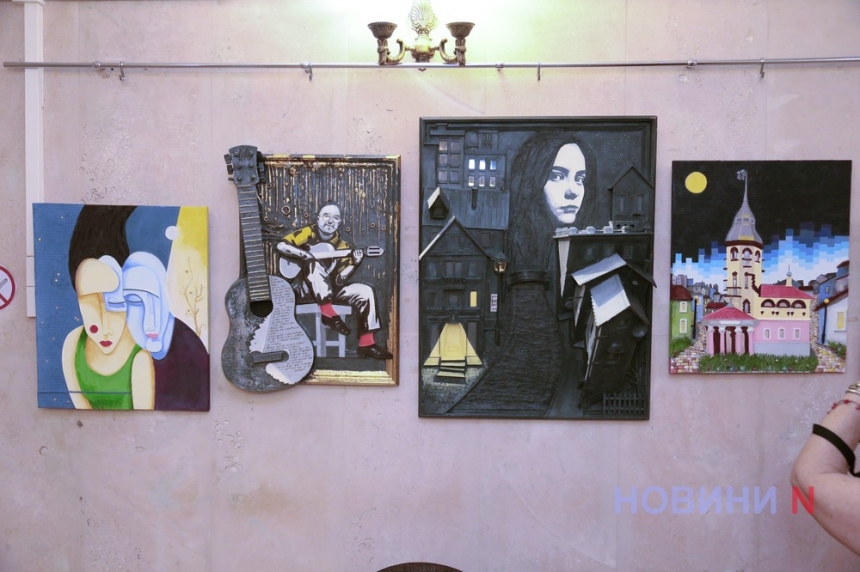 Изобразительное искусство рок-архитектора: в Николаеве открылась выставка Сергея Маяцкого (фото, видео)
