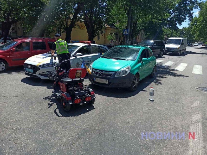 В центре Николаева маршрутка сбила инвалидный скутер: женщину-пассажира увезла скорая