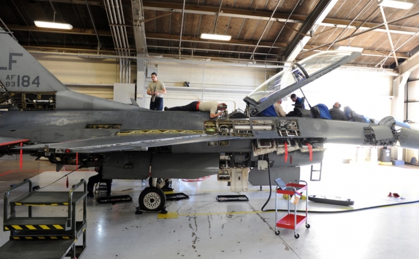 Дания подготовила первых 50 специалистов для обслуживания истребителей F-16 в Украине