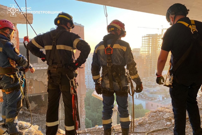 В Днепре продолжаются поисковые работы на месте разрушенной девятиэтажки: спасли двух человек (фото)