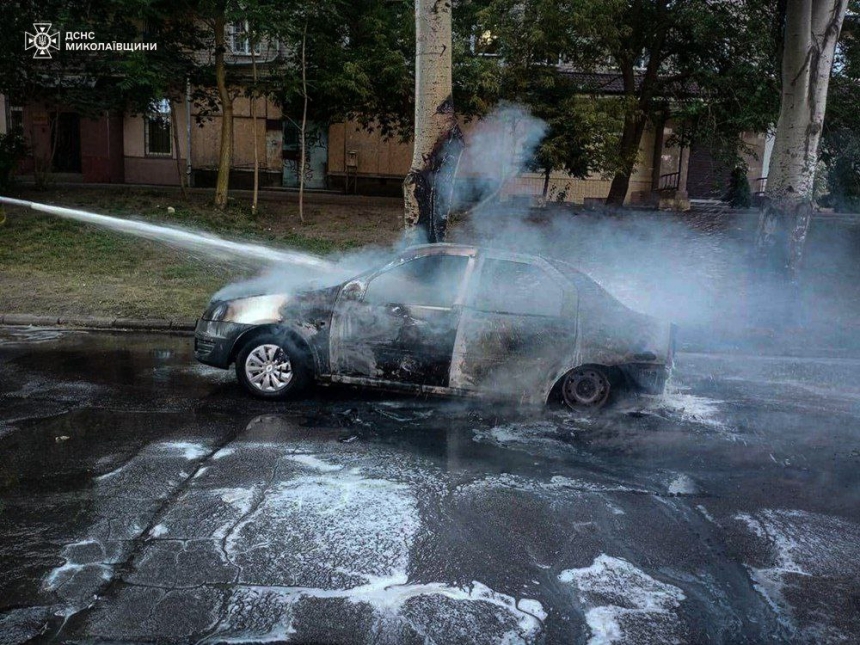 На Бугском бульваре в Николаеве дотла сгорел автомобиль