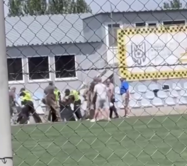 Задержание мужчины на футбольном матче: в ТЦК рассказали подробности