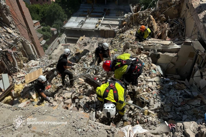 Ракетный удар по Днепру: спасатели ищут под завалами двух человек