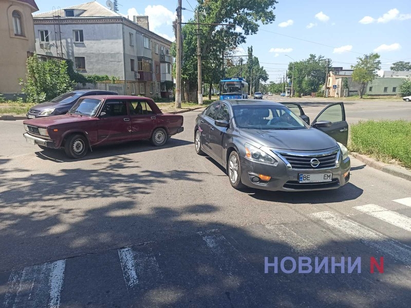 В Николаеве столкнулись ВАЗ и Nissan: заблокировано движение троллейбусов