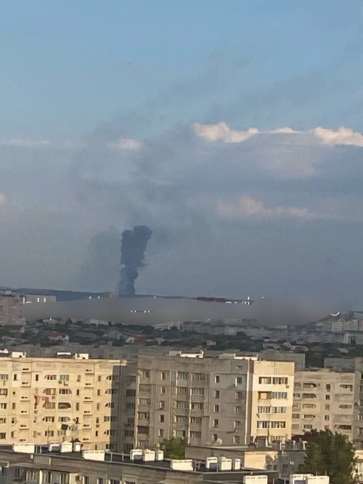 Взрывы в Севастополе: над городом виден дым, пишут о «прилете» (видео)