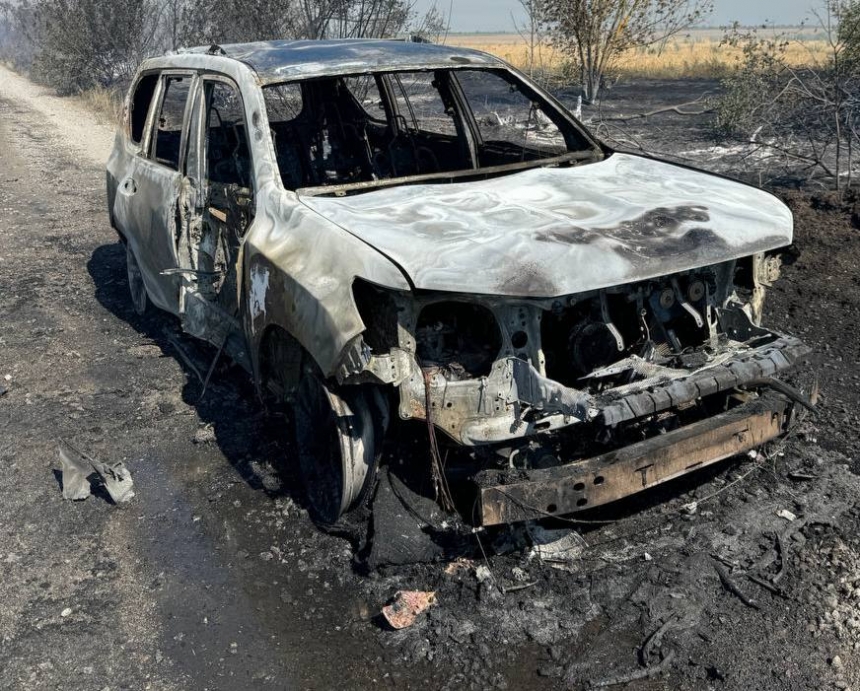 Ворог ударив по Миколаївській області за допомогою FPV-дрону: пошкоджено цивільні авто та комбайн (фото)