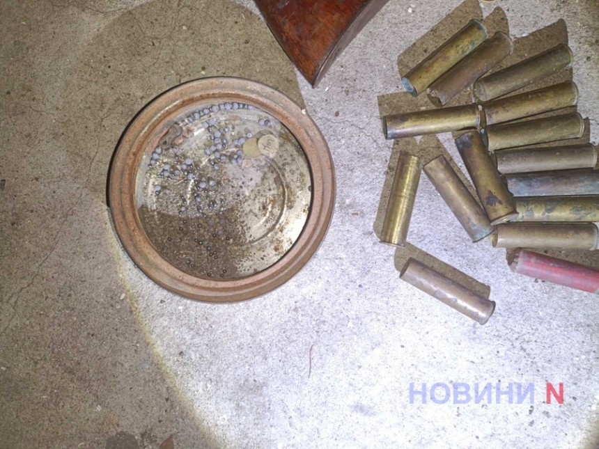 В Николаеве в одном из гаражей нашли оружие и гильзы, набитые неизвестным веществом
