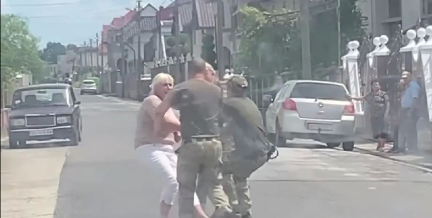 На блокпосту в Закарпатье произошла драка между женщиной и сотрудниками ГПСУ (видео)