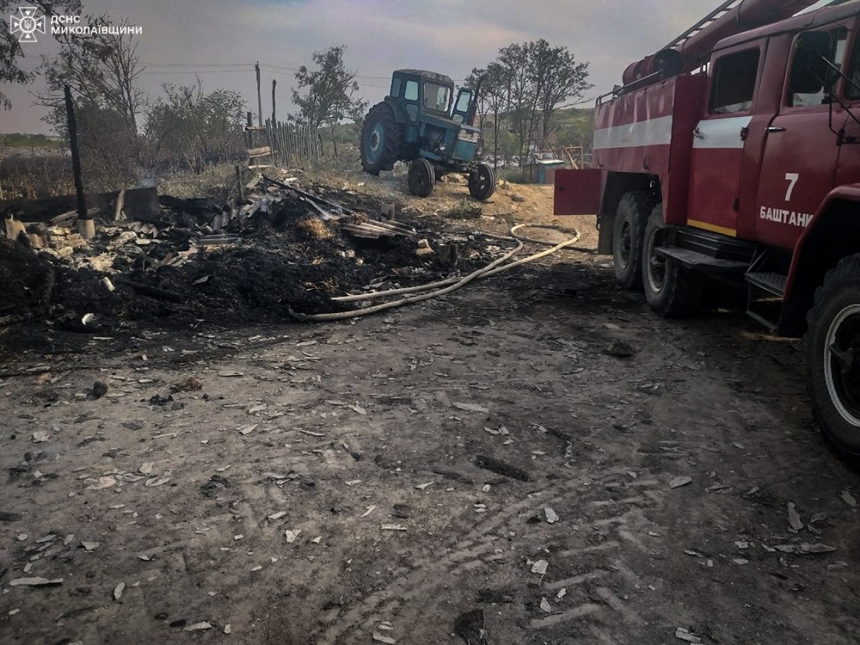 В Николаевской области горящая сухая трава подожгла дома (фото)