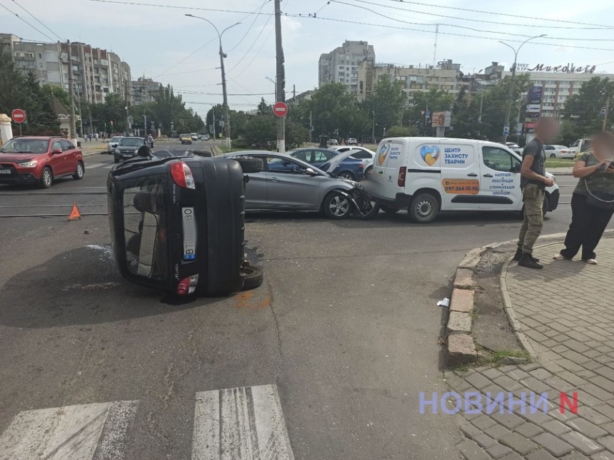 В центре Николаева столкнулись три автомобиля, один из них перевернулся: четверо пострадавших (фото, видео)