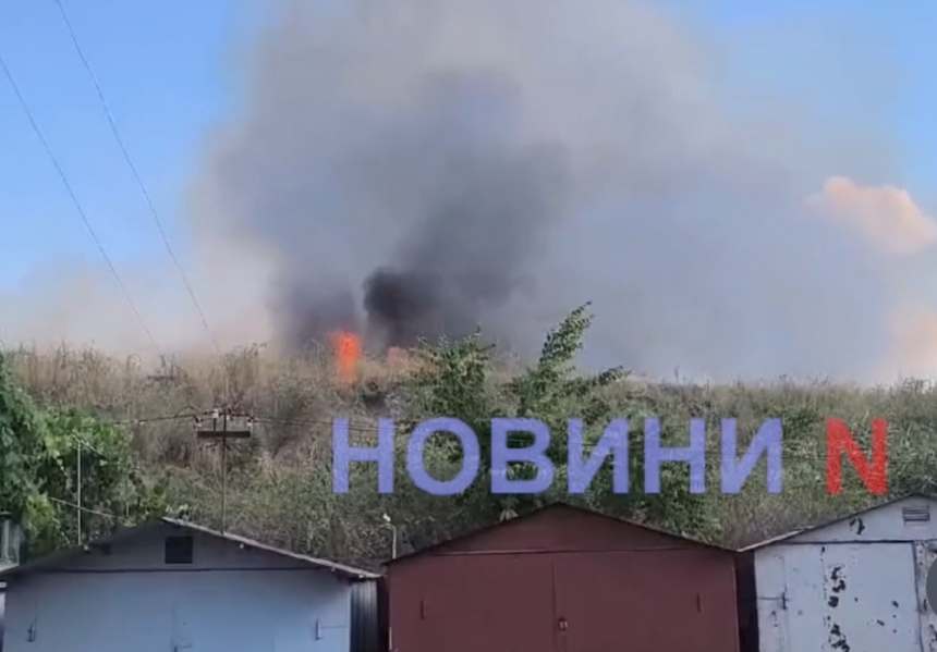 Масштабный пожар на Намыве: огонь вплотную подступил к гаражам (видео)