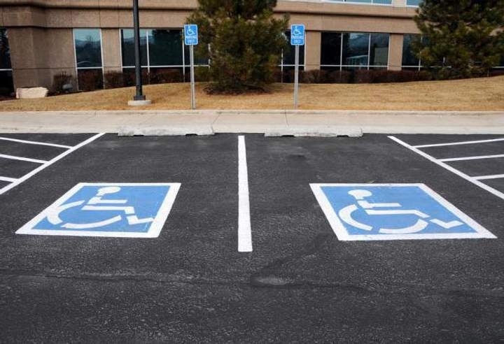 Парковка на местах для инвалидов: какие штрафы угрожают водителям за такое нарушение