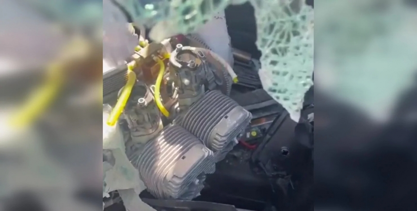 Мотор от «шахеда» прилетел в автомобиль в Днепре (видео)
