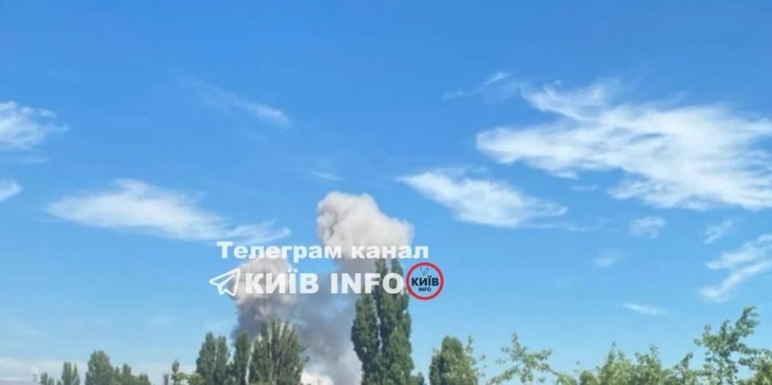 Удар по Киеву: на жилые кварталы упали обломки ракет, есть возгорание