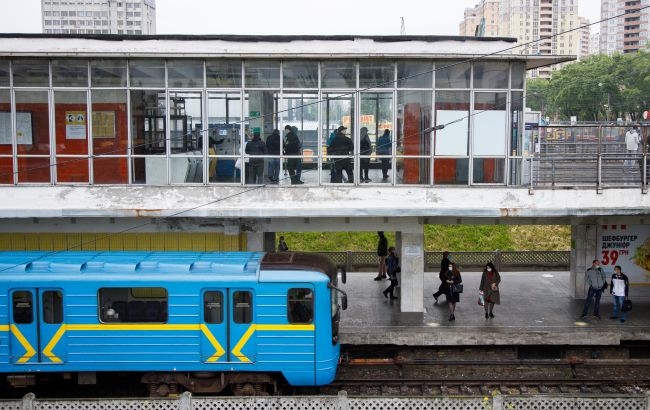 У Києві на наземних коліях метро після ракетної атаки було знайдено небезпечні предмети