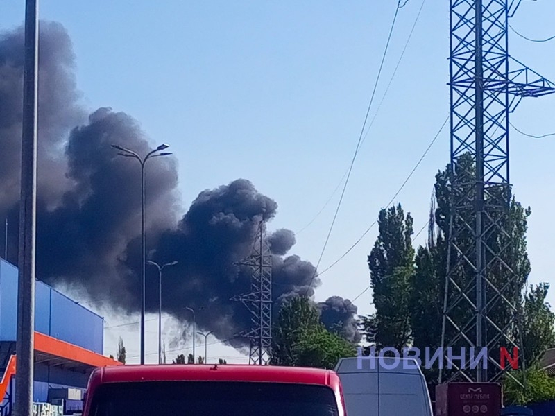 В Николаеве масштабный пожар - черный столб дыма поднимается на десятки метров (видео)