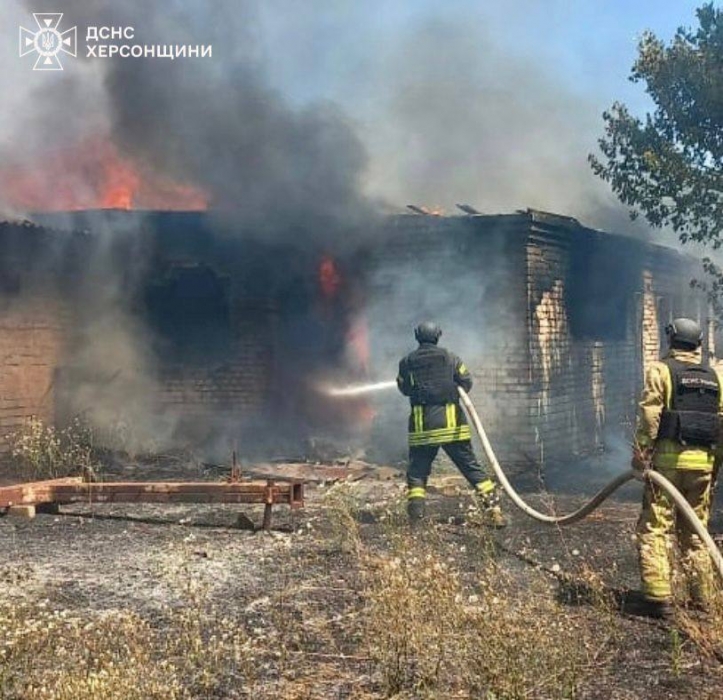 На Херсонщині окупанти обстріляли рятувальників під час гасіння пожежі