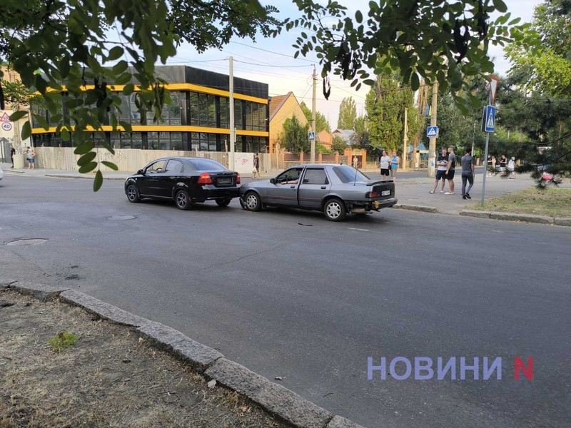На перекрестке в Николаеве произошло сразу два ДТП