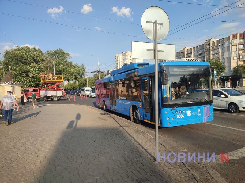 В центре Николаева остановилось движение троллейбусов — обрыв контактной сети