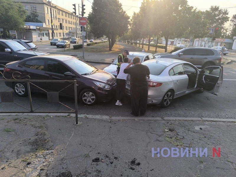 В Николаеве ученица за рулем учебного «Форда» врезалась сразу в два автомобиля