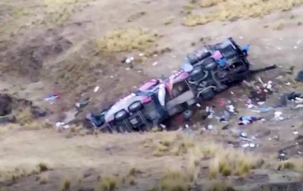 В Перу автобус упал с высоты 200 метров: десятки жертв