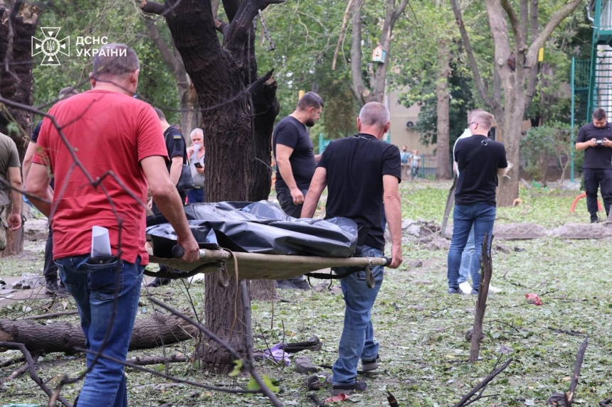 Спасатели оказывают помощь пострадавшим в результате ракетного удара по Николаеву