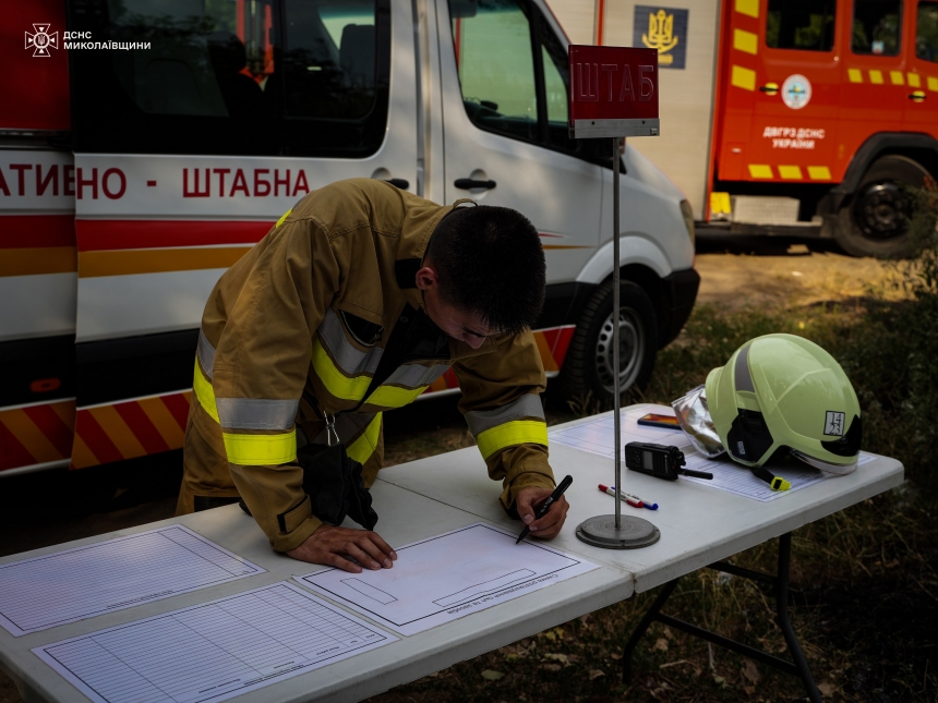 На місці ракетного обстрілу в Миколаєві розгорнуто пункт екстреної допомоги (фото)