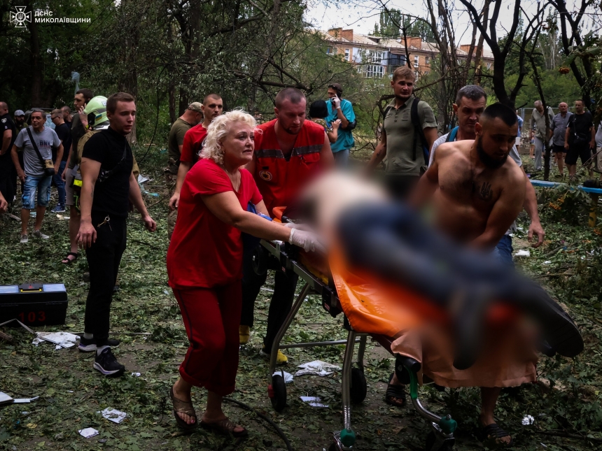 На месте ракетного обстрела в Николаеве развернут пункт экстренной помощи (фото)