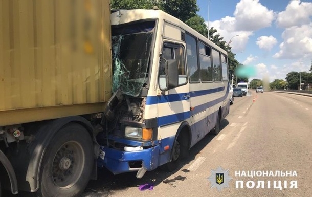 В Одесі маршрутка в'їхала у фуру, 13 постраждалих