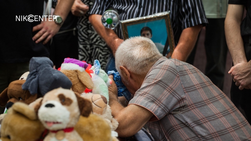 Труну заклали іграшками: у Миколаєві попрощалися з хлопчиком, який загинув через ракетний удар (фото)