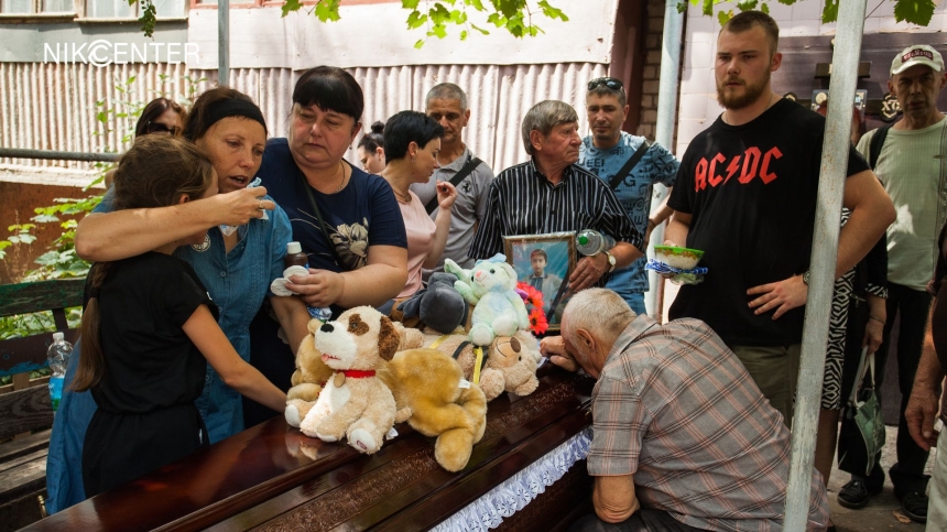 Труну заклали іграшками: у Миколаєві попрощалися з хлопчиком, який загинув через ракетний удар (фото)