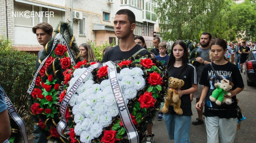 Гроб заложили игрушками: в Николаеве простились с мальчиком, погибшим из-за ракетного удара (фото)