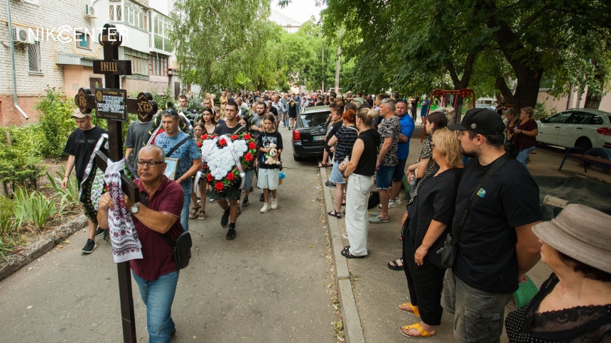 Труну заклали іграшками: у Миколаєві попрощалися з хлопчиком, який загинув через ракетний удар (фото)