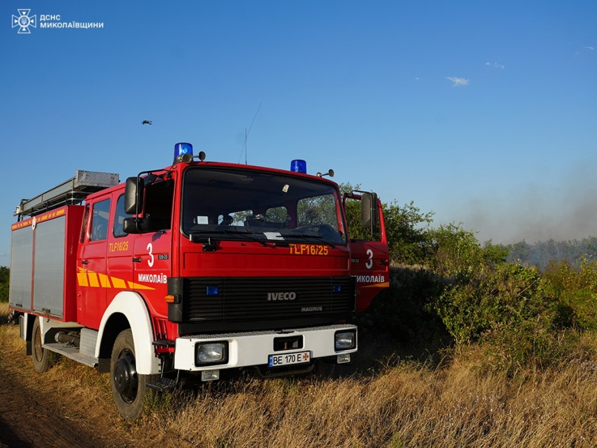 Масштабный пожар в Николаеве: утром на месте все еще работают спасатели
