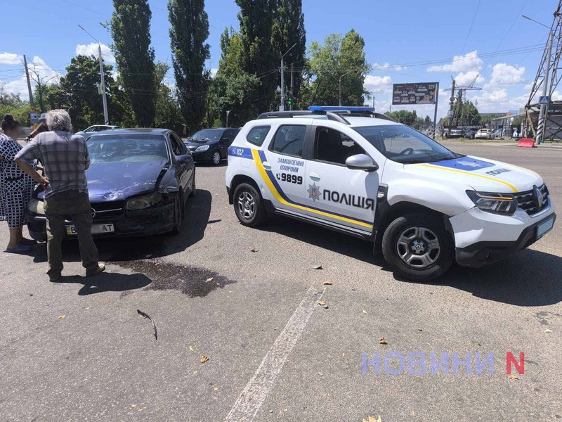 На перекрестке в Николаеве «Опель» врезался в полицейский автомобиль