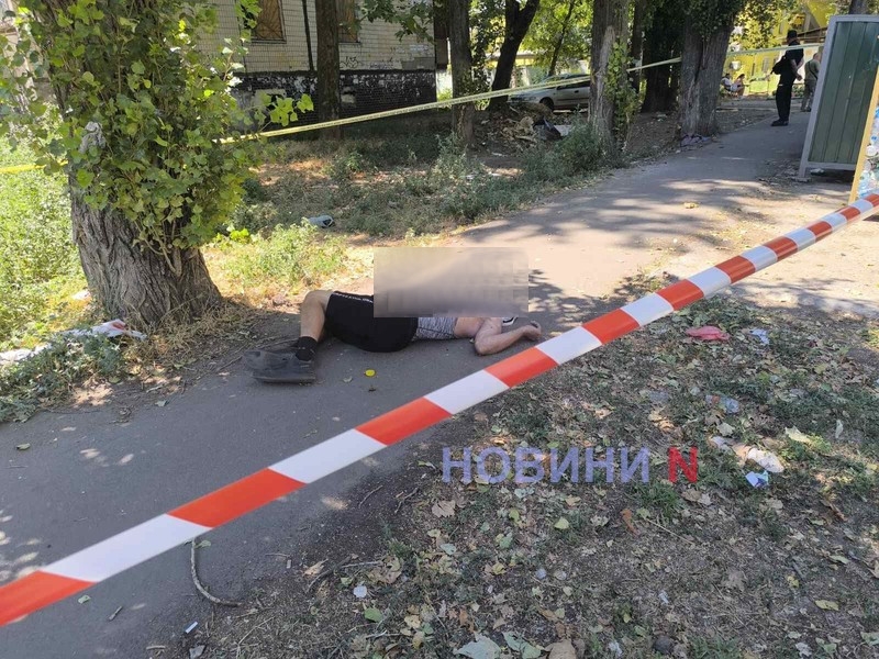 В Николаеве погоня закончилась смертью одного из участников — труп лежит на тротуаре