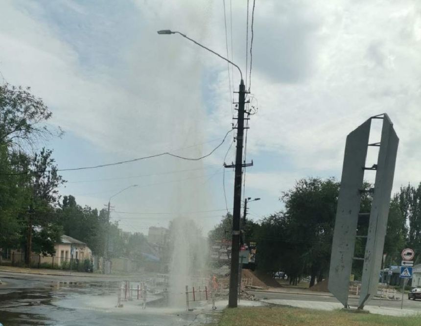 В центре Николаева прорвала труба: фонтан воды забил на 10 метров вверх (фото)