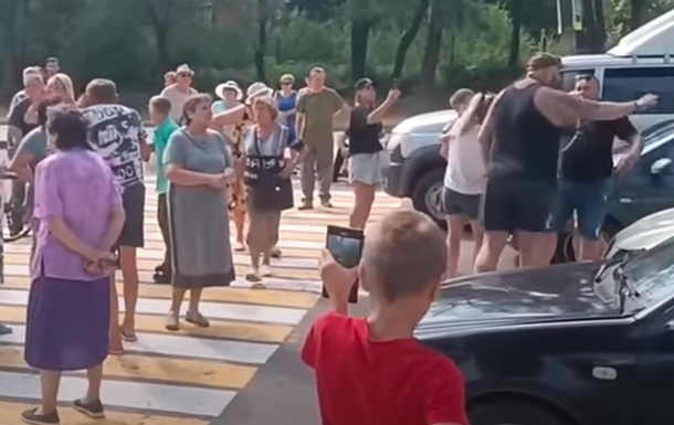 У Донецьку люди перекрили дорогу: вимагають дати воду