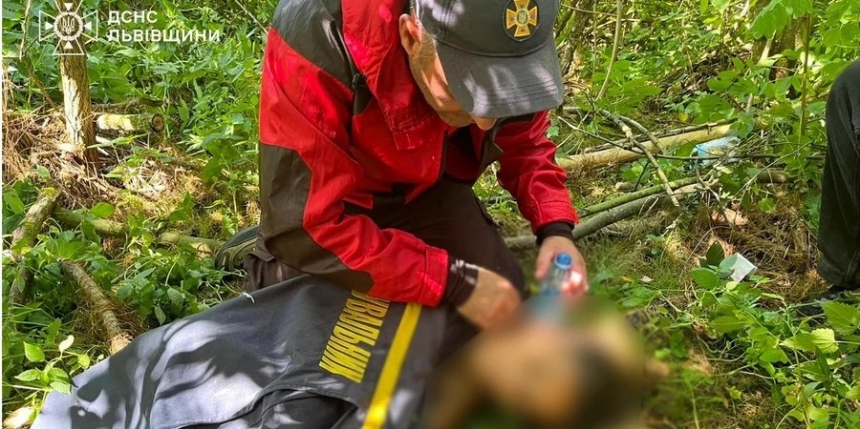 Во Львовской области без сознания в лесу нашли 11-летнюю девочку, пропавшую неделю назад (видео)