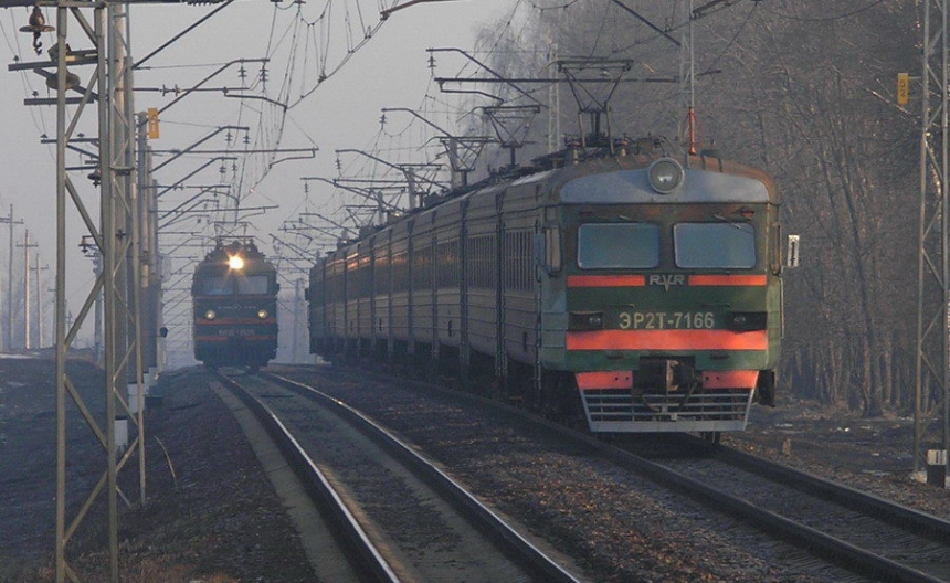 В Николаеве двое людей попали под поезд: мужчина погиб, женщина в реанимации