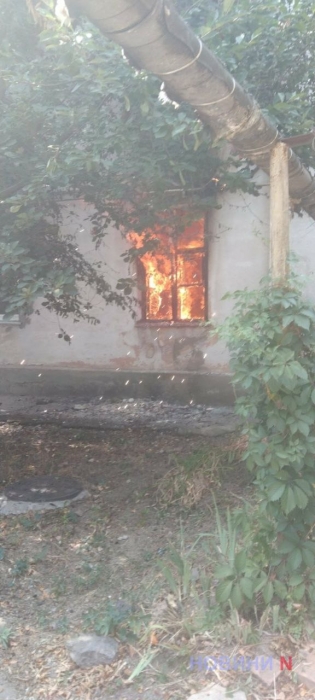 В Николаеве неизвестные «оккупировали» квартиру и, устроив пожар, оставили весь дом без света (фото, видео)