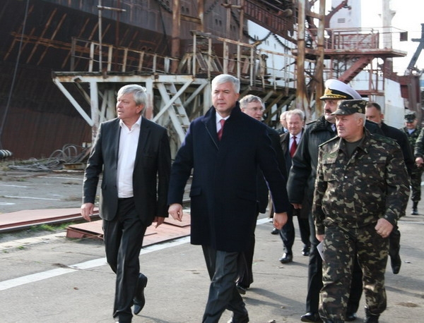 Министр обороны Украины побывал на ЧСЗ и лично удостоверился, что ремонт военных кораблей идет по графику