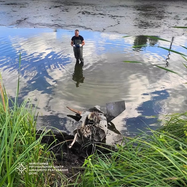 У Києві з ставка витягли залишки крилатої ракети